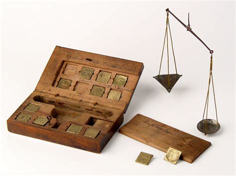 Caja de cambista con balanza y dinerales | Fundación Museo de las Ferias