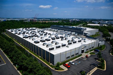 Big techs run to build large AI data centers. What is the environmental impact? - Facto News