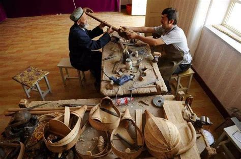 百年乐器制作世家匠心依旧 一家三代坚守传统技艺