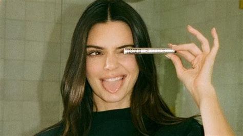 Kardashian fans think Kendall Jenner is 'holding a pregnancy test' in ...