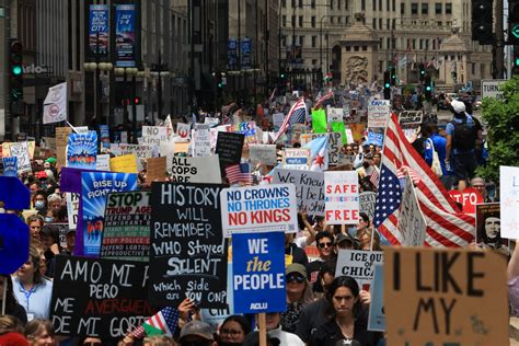 Massive crowd marches downtown for Chicago's No Kings' protest