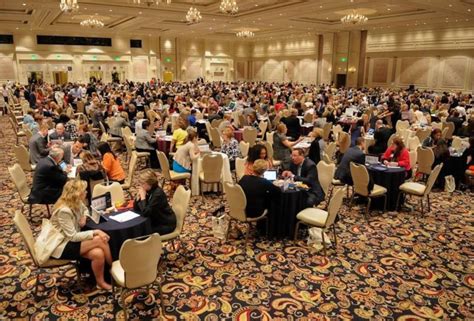 Tourist Meeting Local 的图像结果