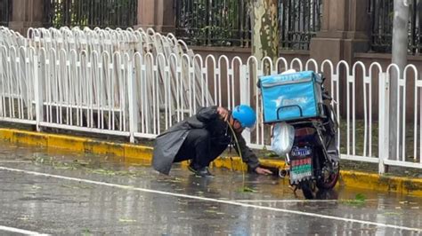 上海一外卖小哥送完餐蹲在路边清理多个排水口：“举手之劳”_凤凰网视频_凤凰网