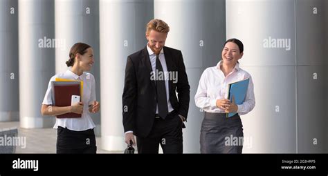 Business People Walking Sign 的图像结果