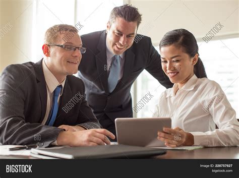 Freidnly Business People 的图像结果