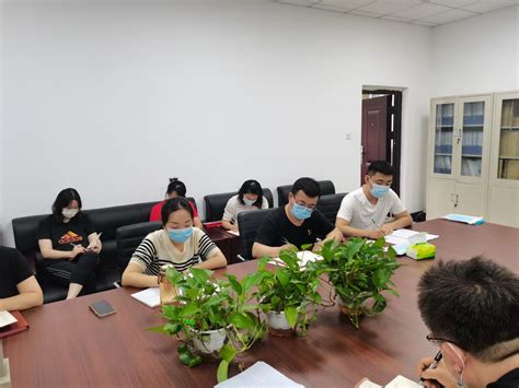 工商银行工作人员为大家集中办理公务卡-财务处_沧州师范学院