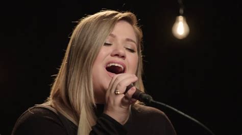 Kelly Clarkson Performs Live 的图像结果