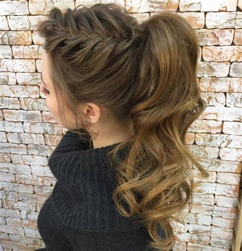 30 Eye-Catching Ways to Style Curly and Wavy Ponytails