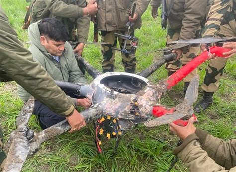 अलग-अलग पैंतरें बदलकर बी.एस.एफ. को चकमा दे रहा हेरोइन तस्कर - by ...