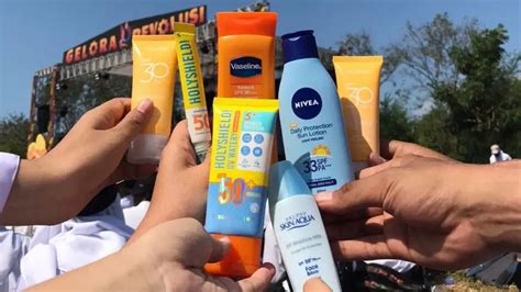 Woman uses sunscreen on face but not on neck for 40 yrs, here is what ...