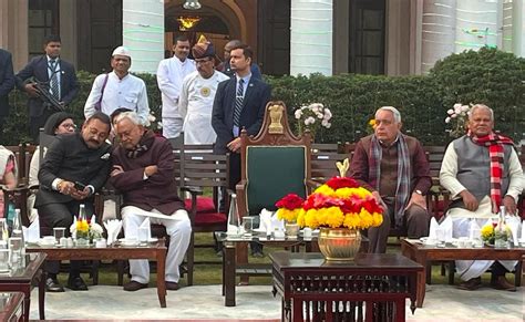 नीतीश पहुंचे राजभवन, तेजस्वी समेत सभी RJD विधायक राज्यपाल की टी पार्टी ...