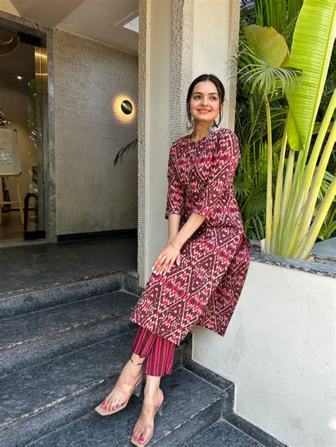 Shop Maroon ikat print kurti pant set online – Savistudio