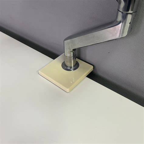 Lock Humanscale Dual Monitor Arms 的图像结果