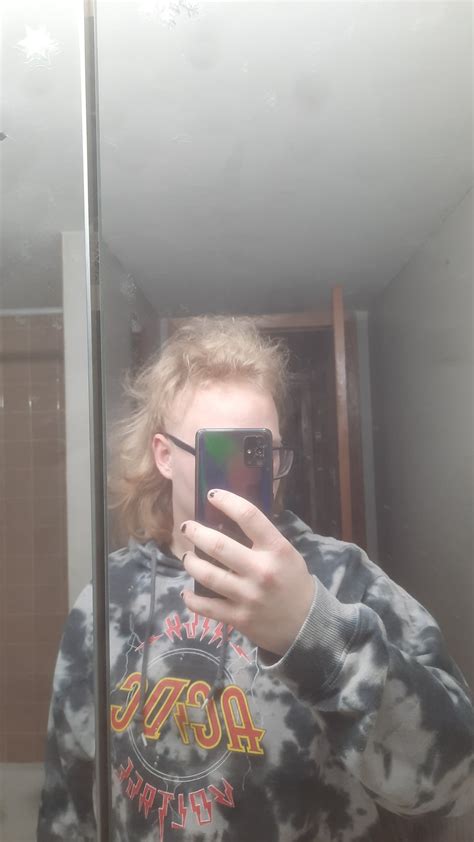 Any way to fix bed head that matts my hair down and makes the top super frizzy? : r/curlyhair