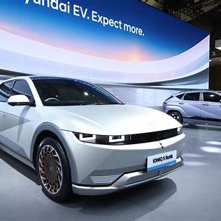 https://cdn.antaranews.com/cache/1200x800/2024/03/28/Hyundai-IONIQ-5-Batik-di-IIMS-2024.jpg