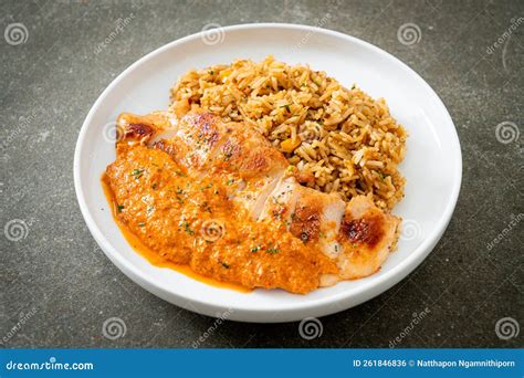 Bistec De Pollo a La Parrilla Con Salsa De Curry Rojo Y Arroz Foto de ...