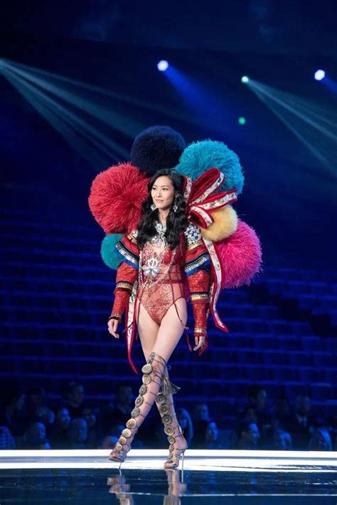 维密秀场上惊艳的中国超模们_Vogue