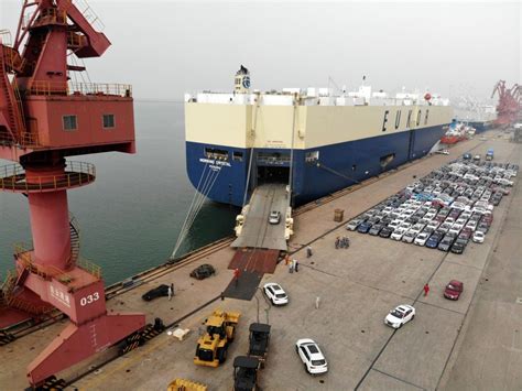 https://www.motorbiscuit.com/wp-content/uploads/2021/07/Sea-Shipping-Container-1024x767.jpg