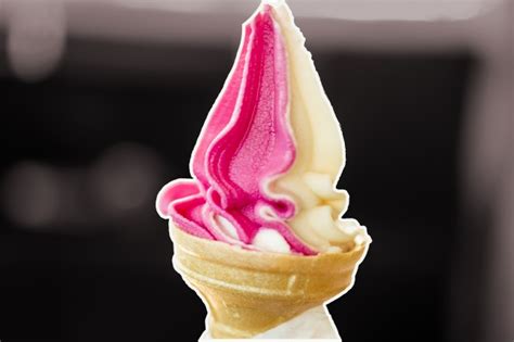 双色甜筒冰淇淋图片