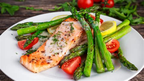 سمك السلمون مع الخضار الطازج - شبكة اسلامنا