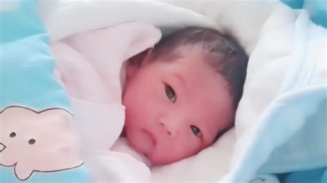 刚出生1天的小宝宝睡醒后不哭也不闹，睁着眼好奇的看着，太可爱了_腾讯视频