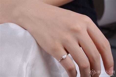 右手食指戴戒指是什么意思 女人十个手指戴戒指的含义_婚庆知识_婚庆百科_齐家网