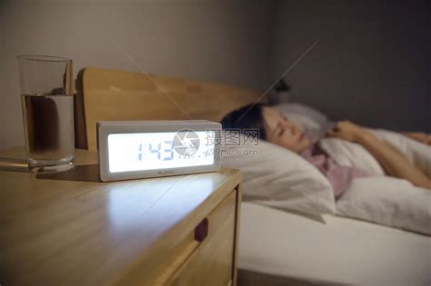 抱着枕头侧睡的美女写真摄影图片 - 三原图库sytuku.com