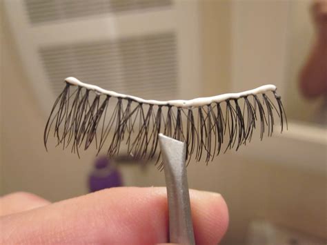 How to Apply False Eyelashes 的图像结果