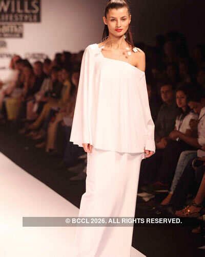Models walk the ramp with designer Wendell Rodricks on Day 1 of Wills ...