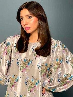 Mahira Khan channels her inner 'gorgeous, style icon' Parveen Babi