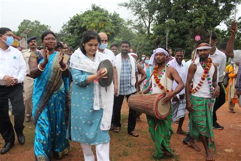 jamshedpur-dc-visits-villages-जमशेदपुर की डीसी पहुंची डुमरिया के ...