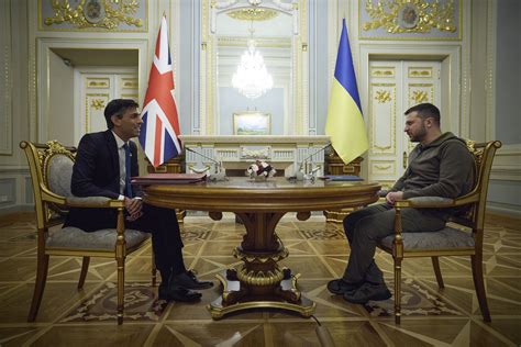 英首相突访基辅，宣布追加5000万英镑对乌军事援助|乌克兰|英镑|英国首相_新浪新闻