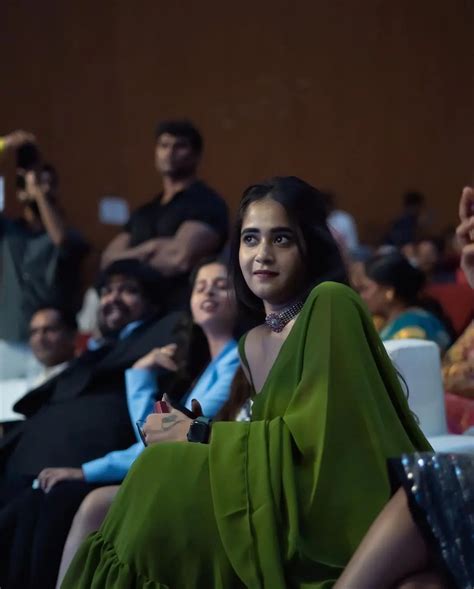 Deepthi Sunaina : పచ్చందనమే పచ్చదనమే.. తొలి తొలి వలపే పచ్చదనమే.. పచ్చని ...