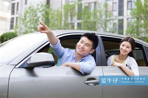 年轻情侣驾车外出-蓝牛仔影像-中国原创广告影像素材