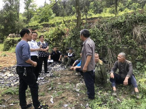 塘头村村支两委为村民调解纠纷_