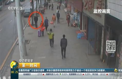 贵州六枝：男子当街偷手机 警方迅速锁定抓捕 - 搜狐视频