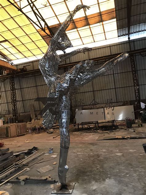 大型不锈钢雕塑艺术在现代商业空间中的氛围营造-雕塑风