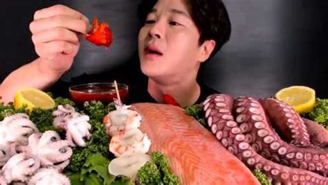 吃播：吃货小妹又吃海鲜，肉多又饱满，吃的好满足_腾讯视频