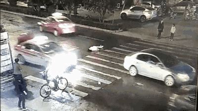 牙烟！女子过马路被撞倒碾压后，出现诡异一幕！ 流行东莞-PoPDG.com