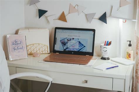 Small Office Space Organization 的图像结果