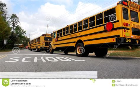 公车运送路学校 库存照片. 图片 包括有 通勤, 业务量, 基本, 教育, 农村, 政府, 行人穿越道, 学生 - 6156372