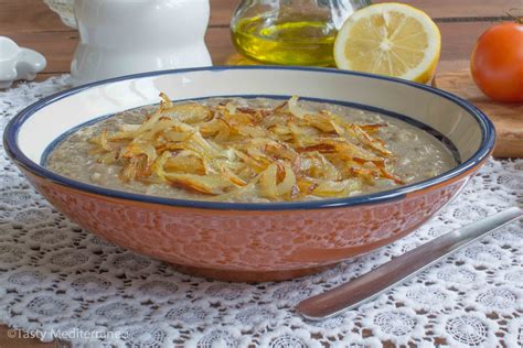 Lebanese Moujadara: mashed lentils with rice & sautéed onions – Tasty ...