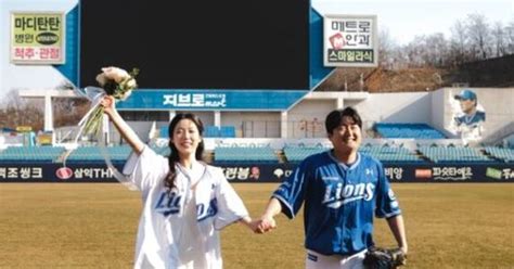 Samsung pitcher Choi Ji-gwang marries longtime partner after six-year ...