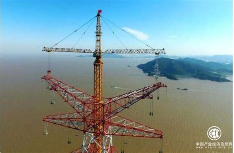 世界最高输电铁塔在浙江舟山顺利结顶_记者