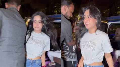 Nysa Devgan bumps into security guard while stepping out of car, watch ...
