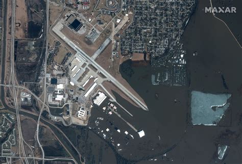 卫星图显示美国奥富特空军基地被淹_内布拉斯加州