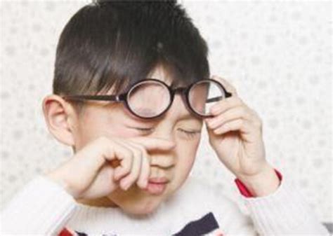 近视年龄提前到3-7岁，孩子不知道近视的痛苦，做什么都不方便|眼镜|痛苦|父母_新浪新闻
