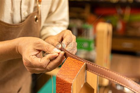 中年男性皮匠手工缝制皮带细节高清图片下载-正版图片501676417-摄图网