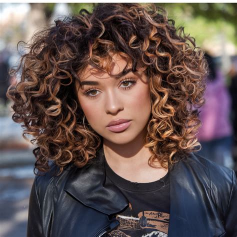 Top 23 Short Curly Hair with Layers Ideas for 2025: Messy Bobs, Bangs ...
