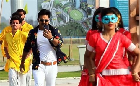 Bhojpuri Holi Song 2021: पवन सिंह के 'भैया रंगले नया साड़ी' गाने का ...